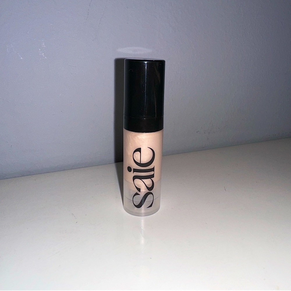 SOLD❌ (Free add-on) SAIE SUPER GLOWY GEL